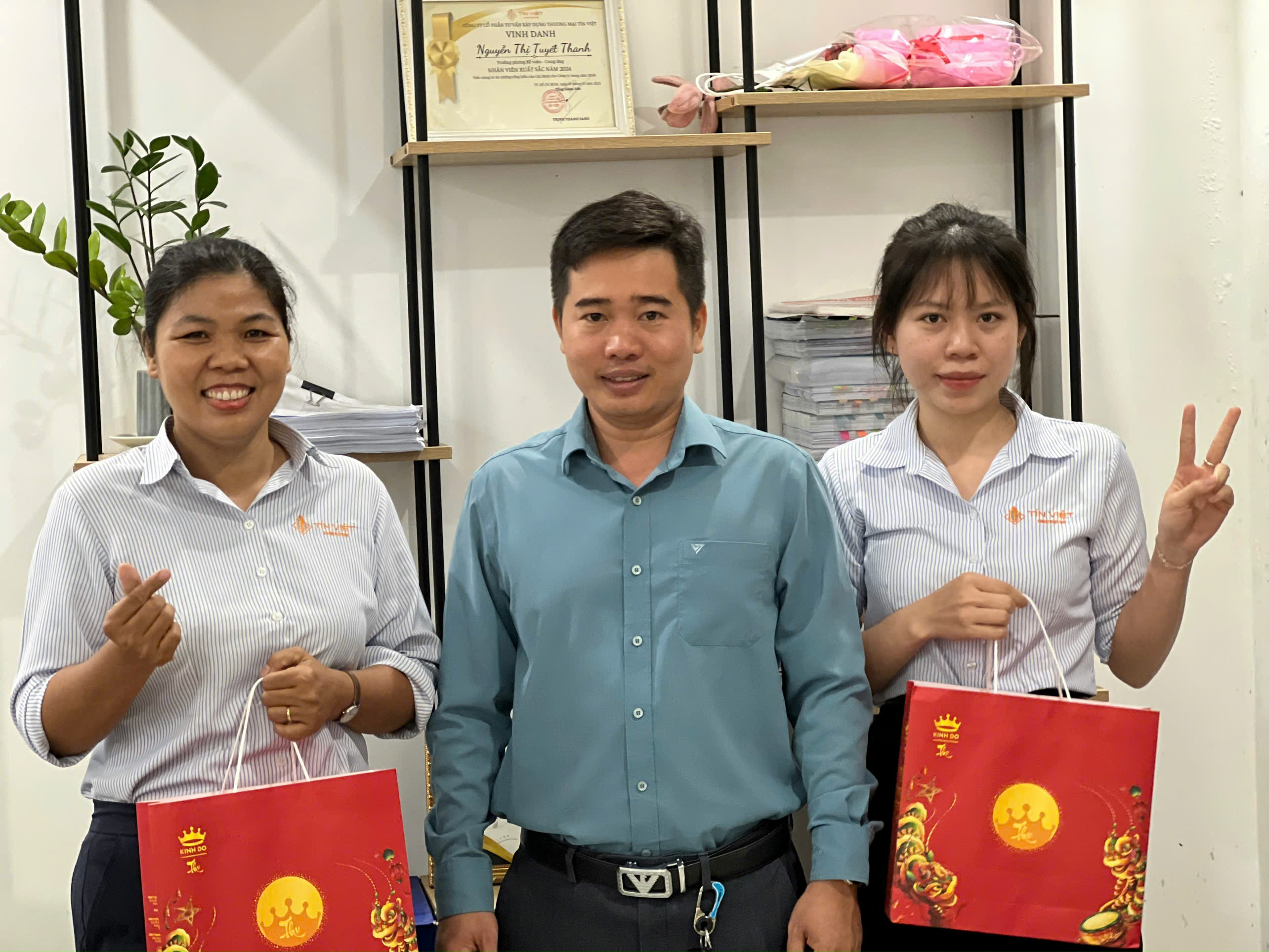 TIN VIET 送上2025年中秋节的祝福