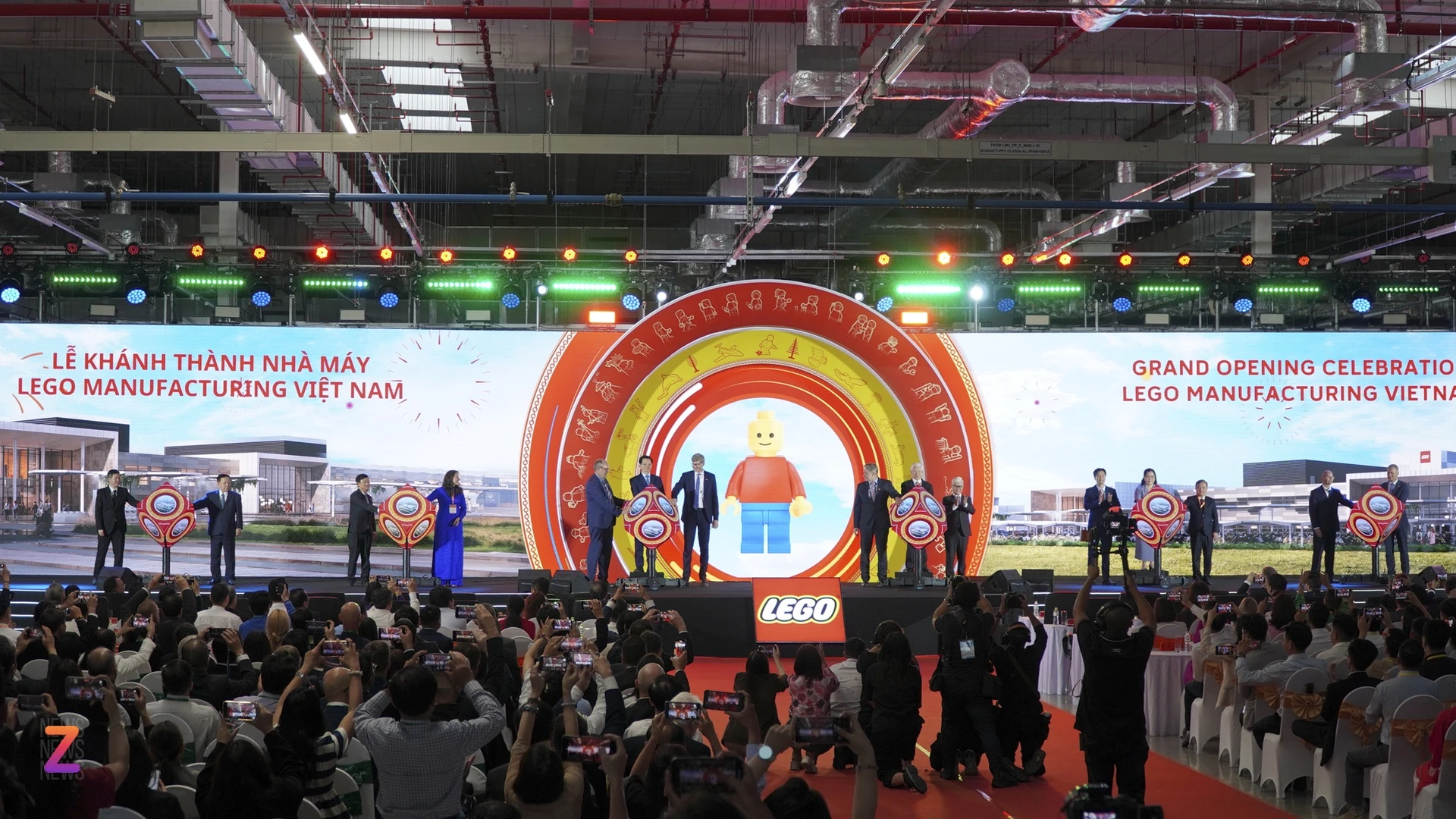 走进乐高位于平阳省价值十亿美元的工厂。